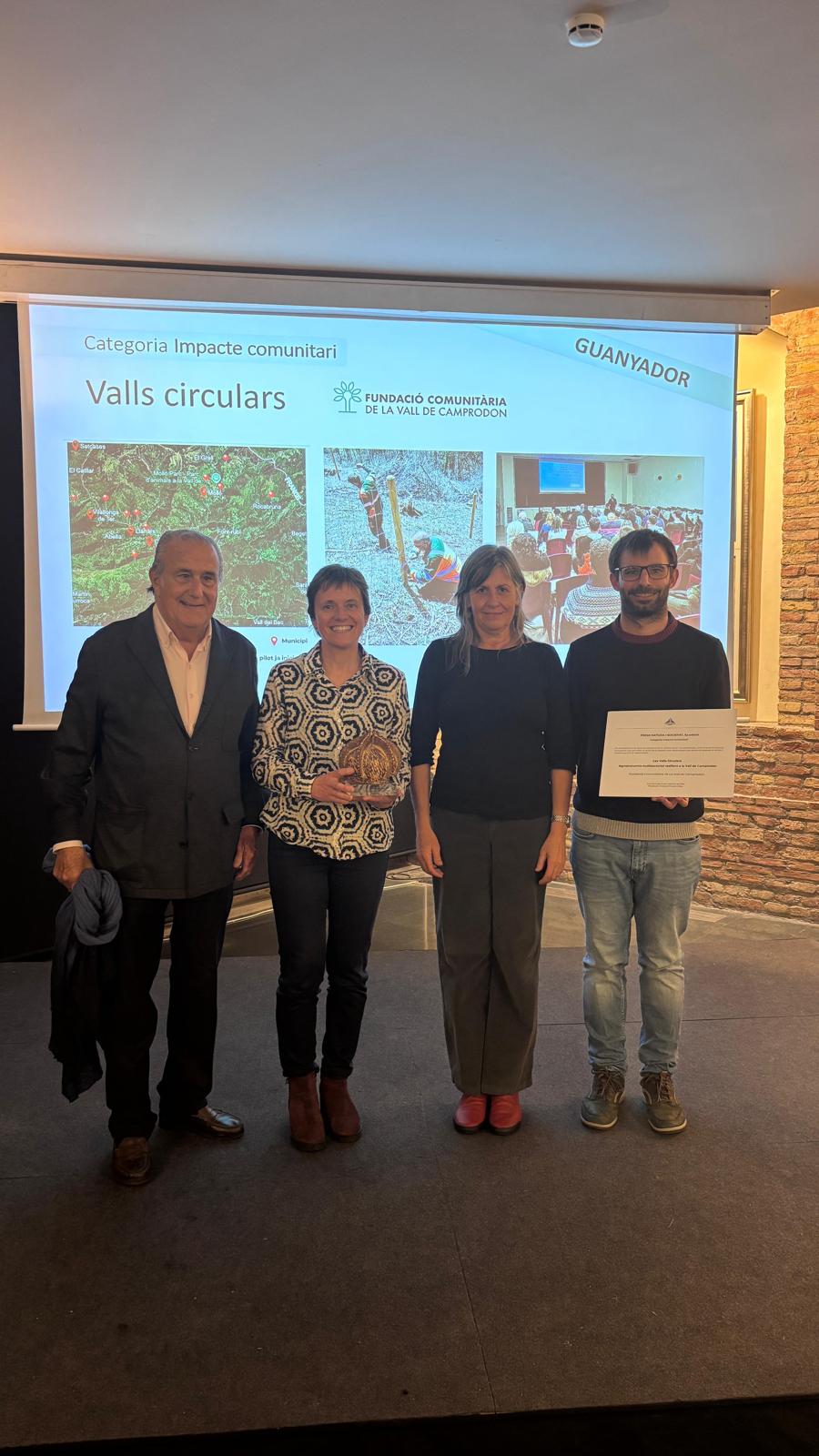 Equip humà de FCVC amb un premi. Experts en economia circular agricultura muntanya i consultoria