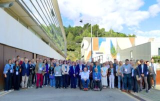 Foto en grup de persones. FCVC expert en desenvolupament comunitari i acció social.