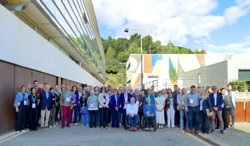 Foto en grup de persones. FCVC expert en desenvolupament comunitari i acció social.